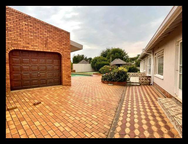 4 BEDROOM HOUSE FOR SALE IN ASTON MANOR